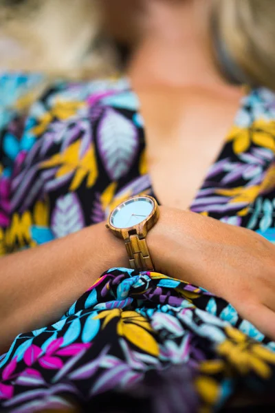 Reloj Pulsera Mano Una Mujer —  Fotos de Stock