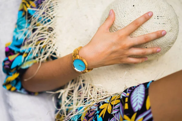 Reloj Pulsera Mano Una Mujer — Foto de Stock