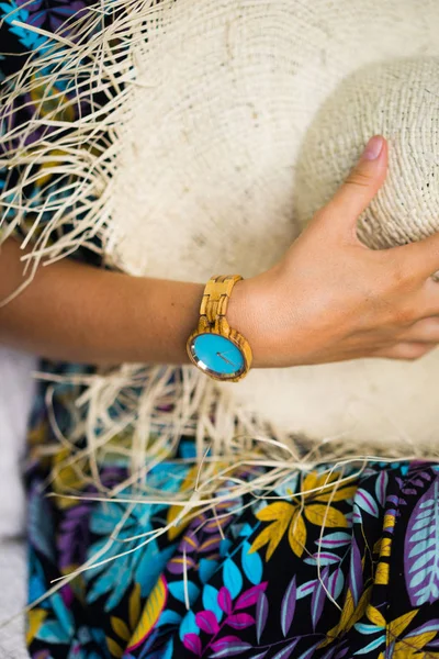 Reloj Pulsera Mano Una Mujer — Foto de Stock