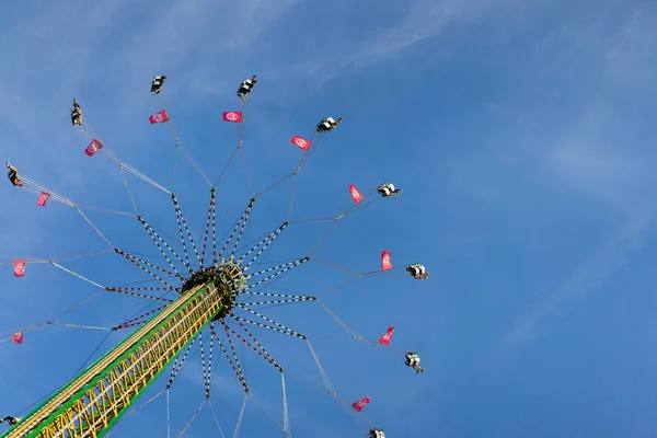 Zábavní Park Kolotoč Slunečný Den — Stock fotografie