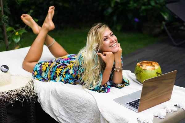 Жінка-фрілансер, туристичний блогер працює на ноутбуці. сидячи на — стокове фото