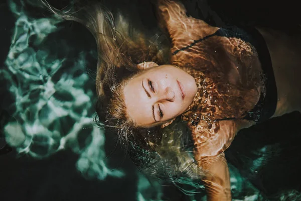 Mulher Férias Mulher Bonita Nada Piscina — Fotografia de Stock