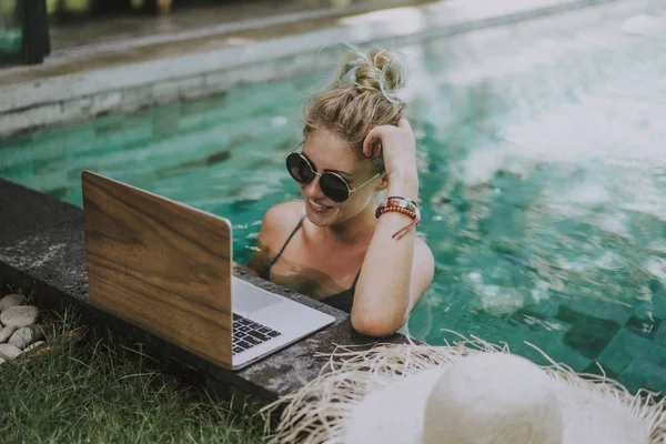 Jovem Atraente Sentada Piscina Trabalhando Laptop — Fotografia de Stock