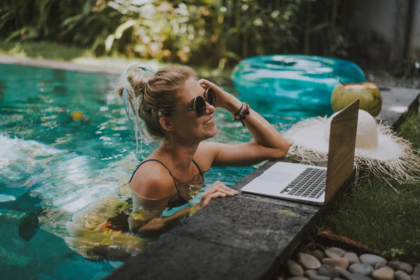 Jovem Atraente Sentada Piscina Trabalhando Laptop — Fotografia de Stock