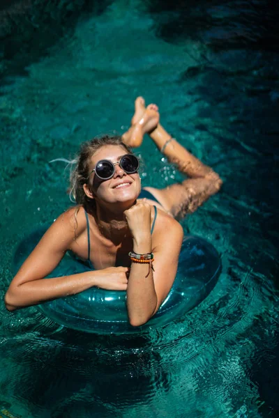 バカンス女性 インフレータブル円プールで泳ぐ美しい若い女性 — ストック写真