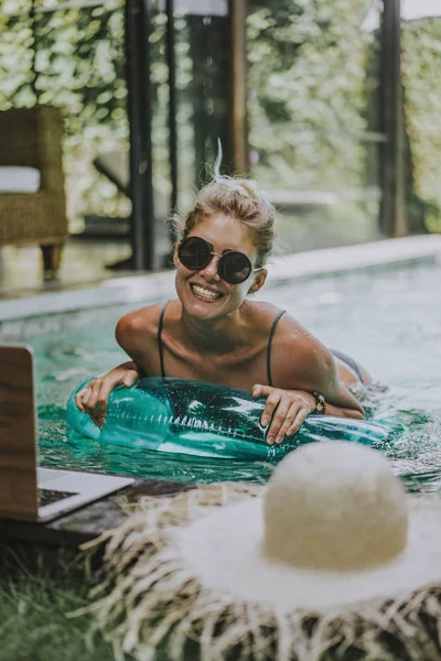 Aantrekkelijke Jonge Vrouw Zitten Het Zwembad Werken Aan Een Laptop — Stockfoto