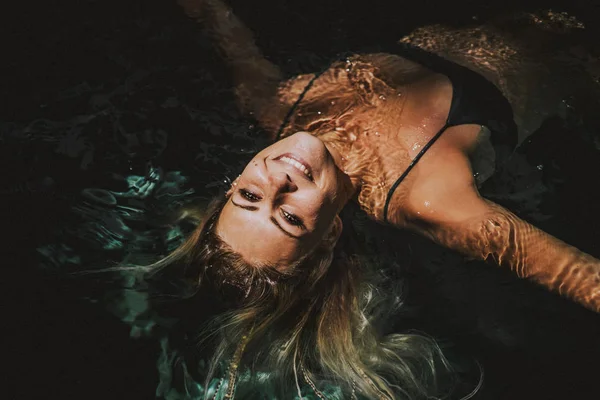 Женщина Отпуске Красивая Молодая Женщина Плавает Бассейне — стоковое фото