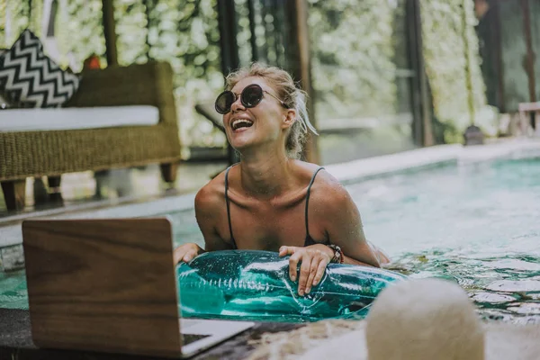 Jovem Atraente Sentada Piscina Trabalhando Laptop — Fotografia de Stock