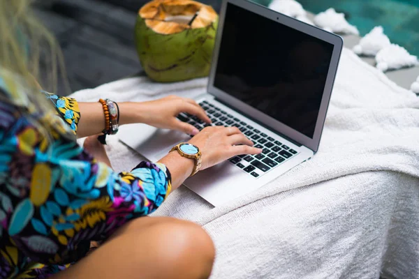 Mujer freelancer, bloguera de viajes trabaja en una computadora portátil. sentado en un —  Fotos de Stock