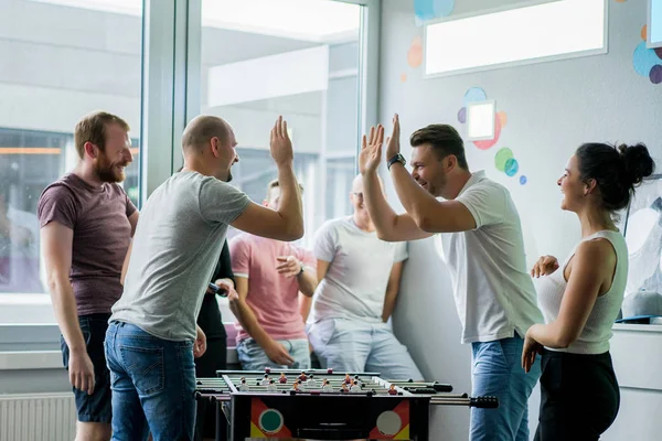 Gerentes Felizes Jogando Futebol Mesa Escritório Divertindo Juntos — Fotografia de Stock