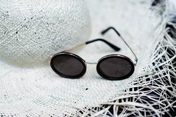 Słomkowy Kapelusz Okulary Przeciwsłoneczne — Darmowe zdjęcie stockowe