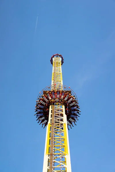 Pretpark Carousel Zonnige Dag — Gratis stockfoto