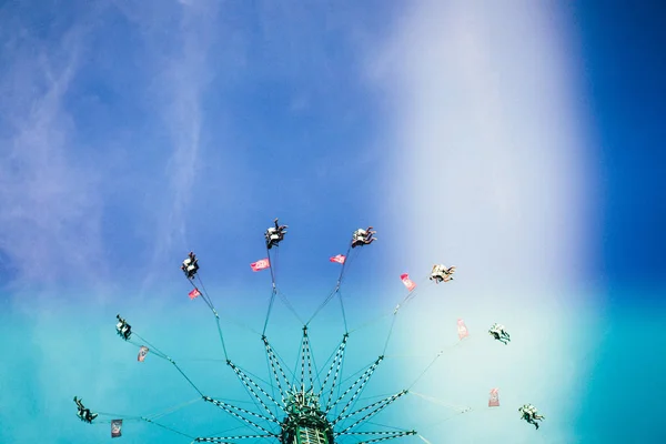 Eğlence Parkı Carousel Güneşli Bir Gün — Stok fotoğraf