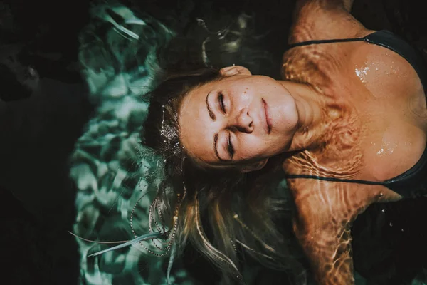 Mulher Férias Mulher Bonita Nada Piscina — Fotografia de Stock