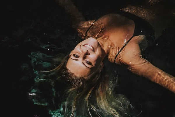 Mulher Férias Mulher Bonita Nada Piscina — Fotografia de Stock