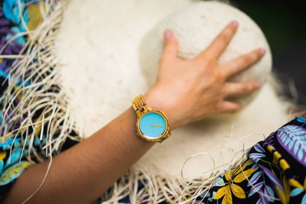 Reloj Pulsera Mano Una Mujer — Foto de Stock