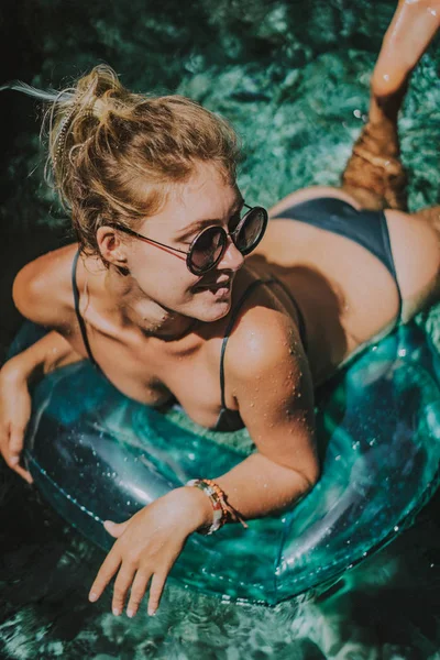 Γυναίκα Στις Διακοπές Όμορφη Νεαρή Γυναίκα Που Κολυμπά Στην Πισίνα — Φωτογραφία Αρχείου