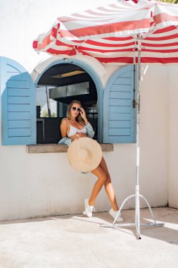 Güneş gözlüklü bir tatil bir kokteyl ile uzun saçlı güzel seksi kadın