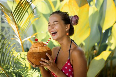 bir saman ile güzel kadın içme Hindistan cevizi, tropikal Vaca