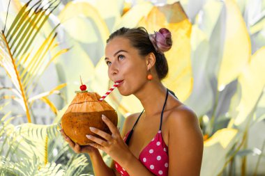 bir saman ile güzel kadın içme Hindistan cevizi, tropikal Vaca