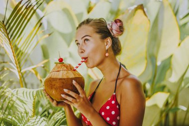 bir saman ile güzel kadın içme Hindistan cevizi, tropikal Vaca