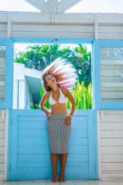 genç kadın bir yaz gününde bir kafede. tropikal bir kafede erkek.