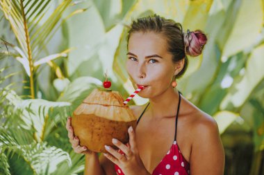 bir saman ile güzel kadın içme Hindistan cevizi, tropikal Vaca