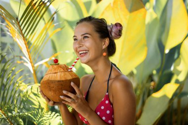 bir saman ile güzel kadın içme Hindistan cevizi, tropikal Vaca