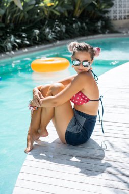 havuz kenarında vakit tatil güzel kadın