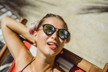 havuz kenarında tatilinde güzel bir kadın. portre kapat