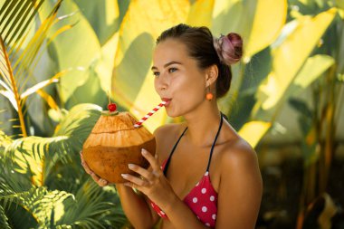 bir saman ile güzel kadın içme Hindistan cevizi, tropikal Vaca