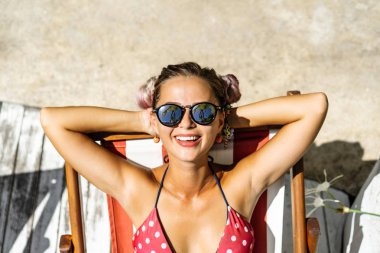 havuz kenarında tatilinde güzel bir kadın. portre kapat