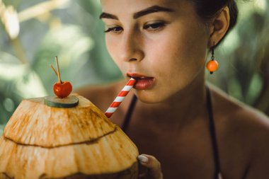 bir saman ile güzel kadın içme Hindistan cevizi, tropikal Vaca