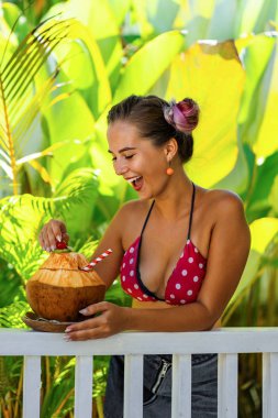 bir saman ile güzel kadın içme Hindistan cevizi, tropikal Vaca