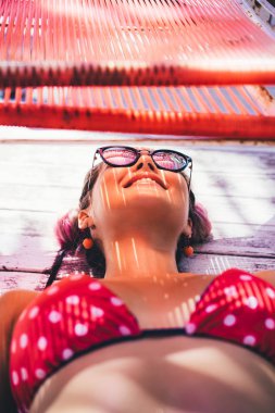 havuz kenarında tatilinde güzel bir kadın. portre kapat