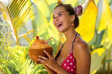 bir saman ile güzel kadın içme Hindistan cevizi, tropikal Vaca