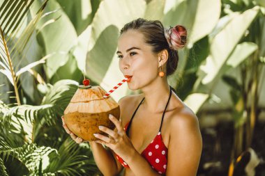 bir saman ile güzel kadın içme Hindistan cevizi, tropikal Vaca