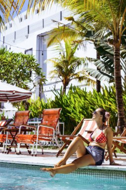 havuz kenarında vakit tatil güzel kadın