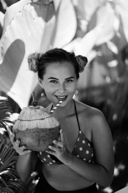 bir saman ile güzel kadın içme Hindistan cevizi, tropikal Vaca