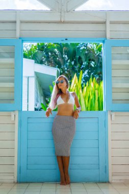 genç kadın bir yaz gününde bir kafede. tropikal bir kafede erkek.