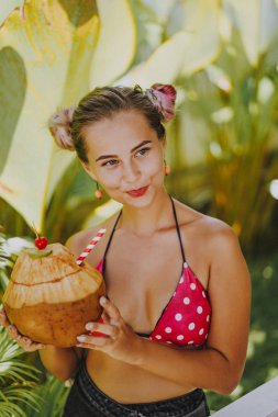 bir saman ile güzel kadın içme Hindistan cevizi, tropikal Vaca