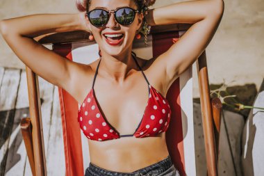 havuz kenarında tatilinde güzel bir kadın. portre kapat