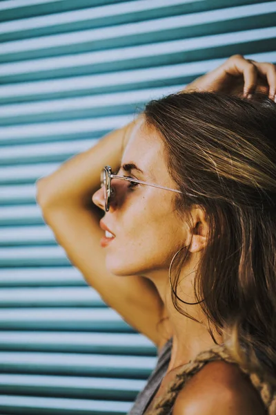 Ritratto ravvicinato di una bella femmina positiva in occhiali da sole s — Foto Stock
