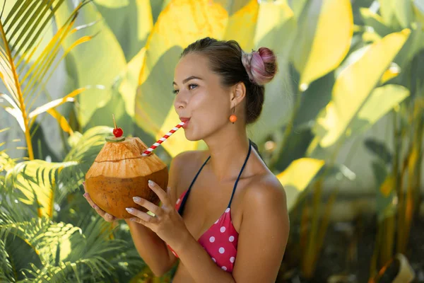 Mooie vrouwelijke drinken kokosnoot door een rietje, tropische Vaca — Stockfoto