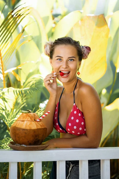 밀 짚, 열 대 vaca를 통해 아름 다운 여성 마시는 코코넛 — 스톡 사진