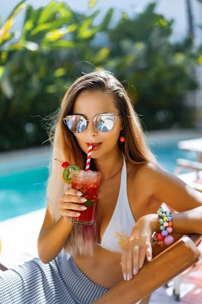 Beautiful Woman Long Hair Sunglasses Female Vacation Spends Time Pool — Stock Photo, Image