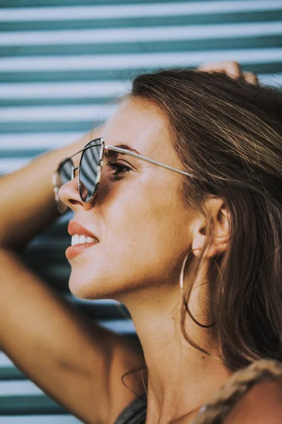 Retrato de cerca de una hermosa mujer positiva en gafas de sol s — Foto de Stock