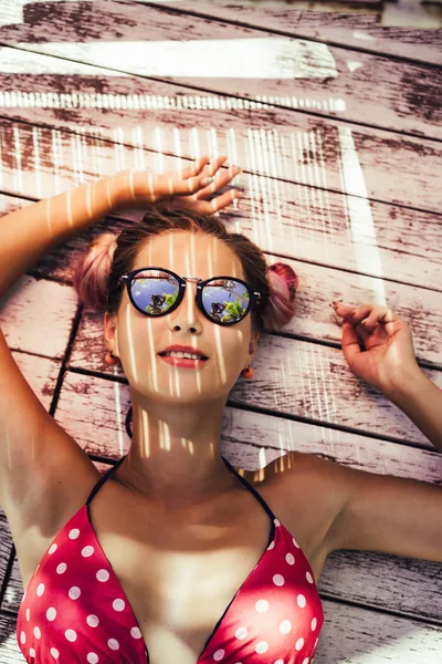 Close-up portrait of a beautiful positive female in sunglasses s — Stock Photo, Image