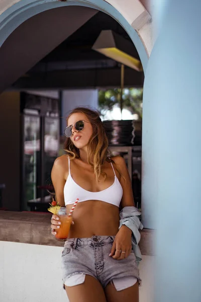 Beautiful Sexy Female Long Hair Sunglasses Vacation Cocktail — Stock Photo, Image