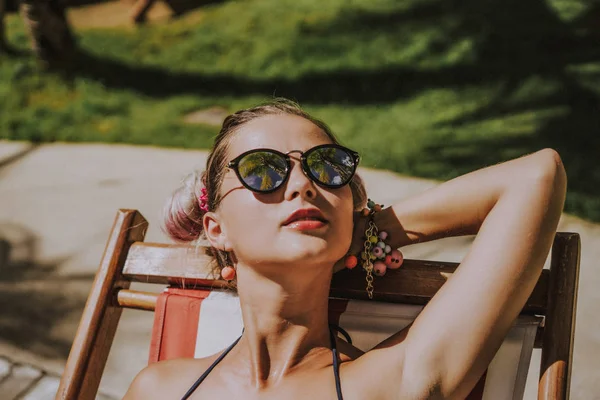 havuz kenarında tatilinde güzel bir kadın. portre kapat